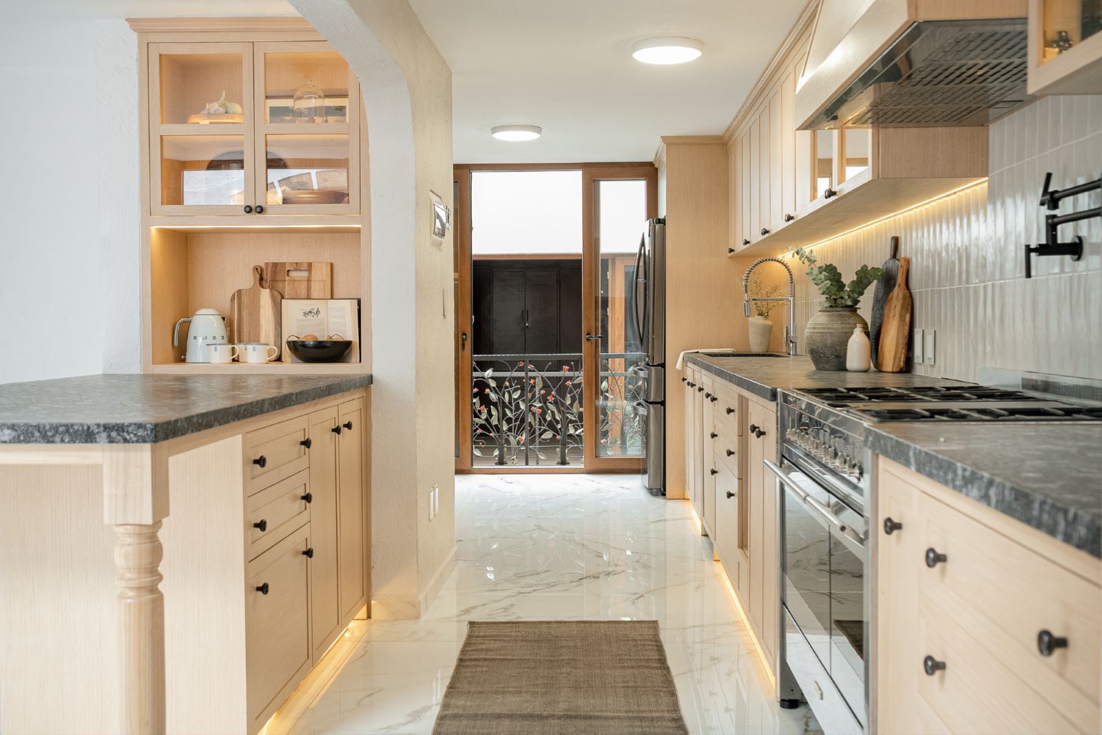 Modelo feito no SketchUp e fotografia de uma cozinha. Imagens de cortesia do Studio Maison & Co.