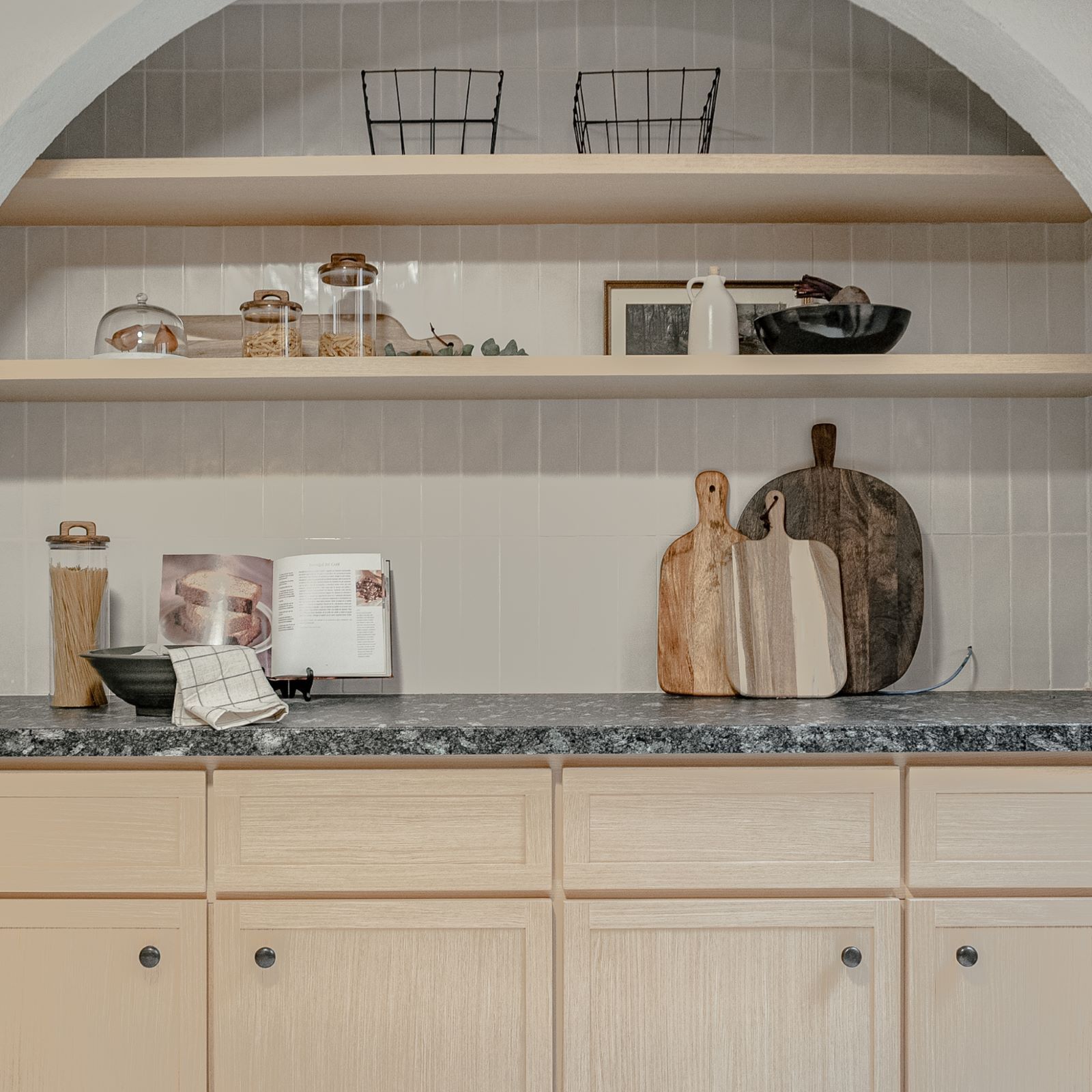 Modelo do SketchUp, fotografias e documentação de armazenamento integrado personalizado. Imagens de cortesia do Studio Maison & Co.