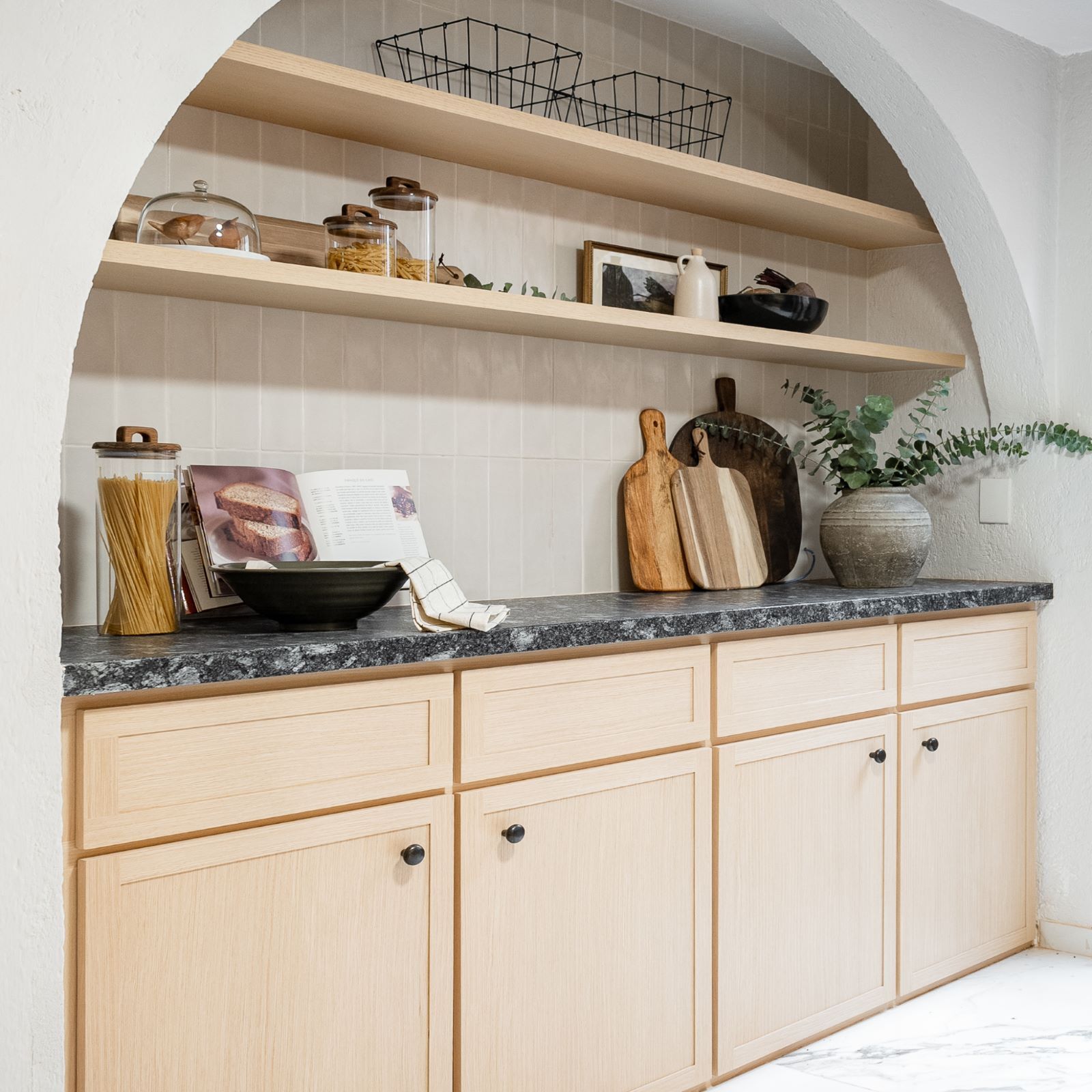 Modelo do SketchUp, fotografias e documentação de armazenamento integrado personalizado. Imagens de cortesia do Studio Maison & Co.